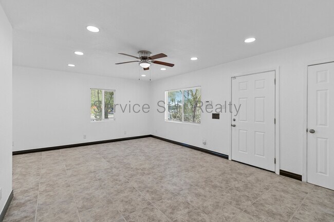 4301 N 15th Dr Phoenix, AZ 85015 photo 2