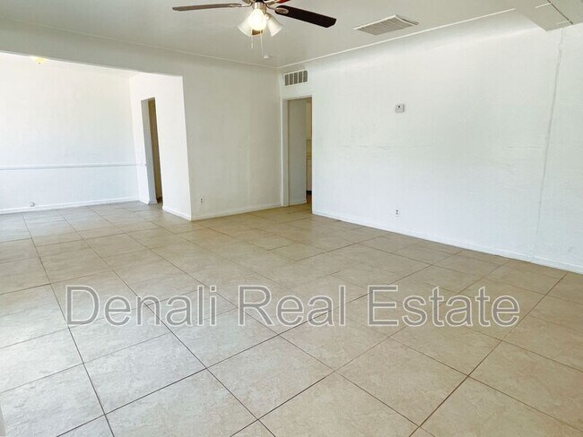 2138 E Turney Ave Phoenix, AZ 85016 photo 2