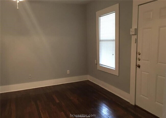 300 S Haswell Dr Bryan, TX 77803 photo 4