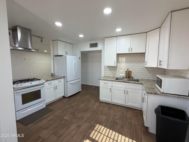 2 E Piedmont Rd Phoenix, AZ 85042 photo 5