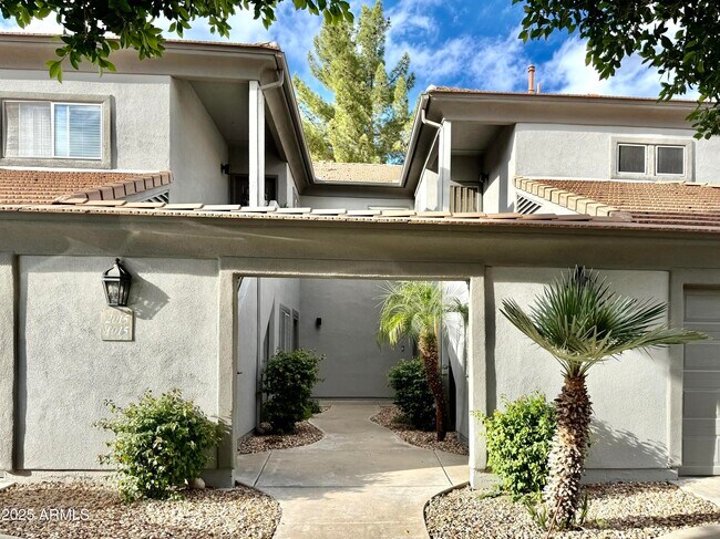 7401 W Arrowhead Clubhouse Dr Glendale, AZ 85308 photo 2