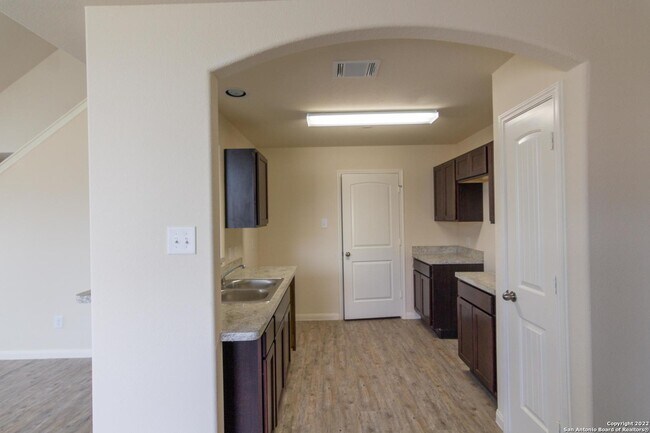 4723 War Horse Dr San Antonio, TX 78242 photo 2