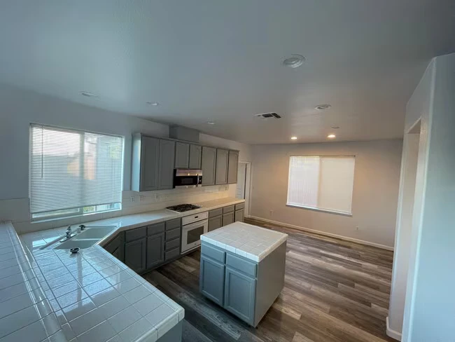 850 Saffron Dr Tracy, CA 95377 photo 2