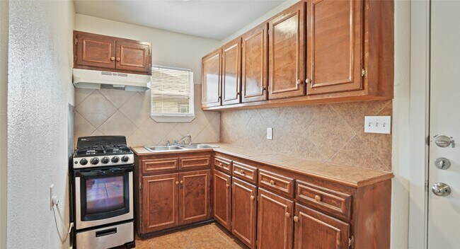 500 Tillery St Austin, TX 78702 photo 4