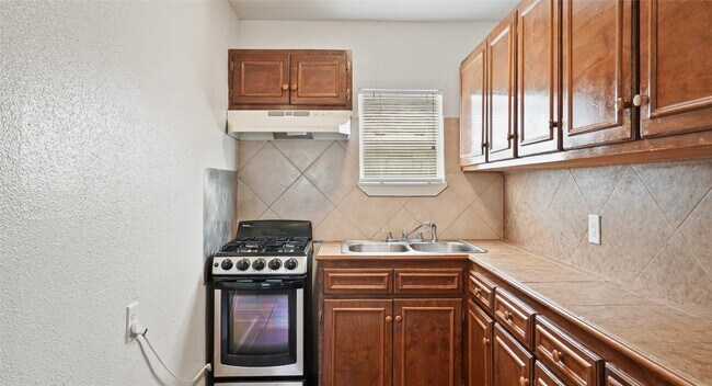 500 Tillery St Austin, TX 78702 photo 3