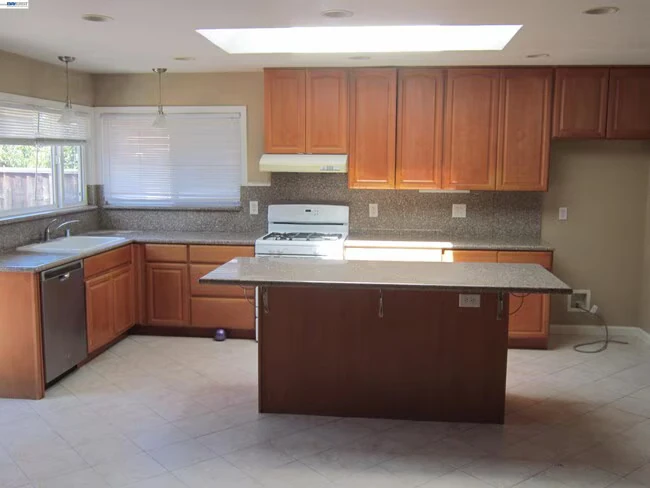 32215 Glenbrook St Union City, CA 94587 photo 2