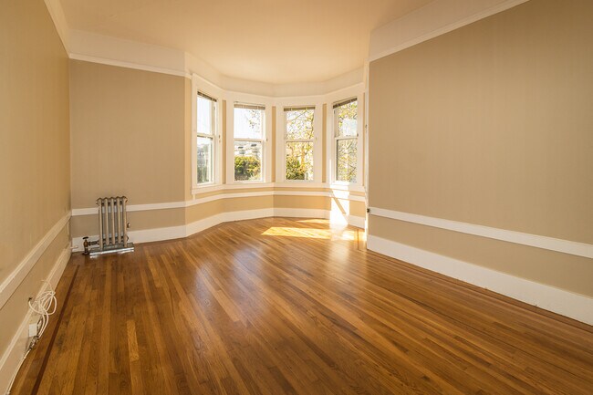 1826 Broderick photo 3