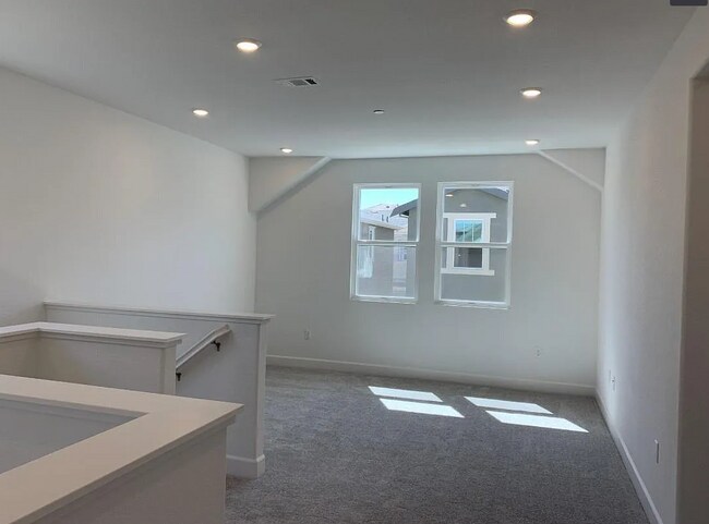 85 Savannah Ln Pittsburg, CA 94565 photo 2