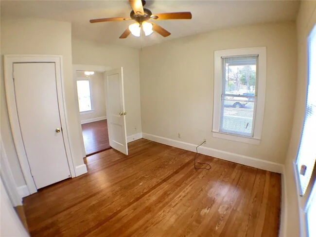 907 Taylor St Austin, TX 78702 photo 3