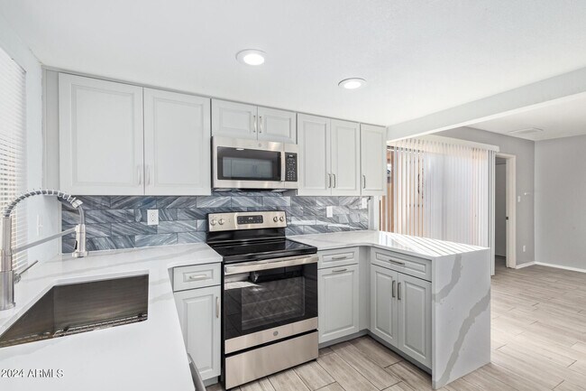 14237 N 41st Dr Phoenix, AZ 85053 photo 3