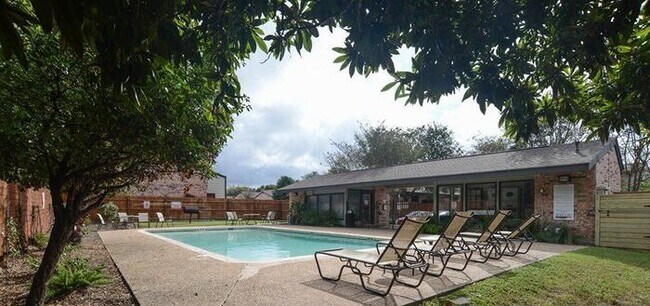 4821 E Riverside Dr Austin, TX 78741 photo 4