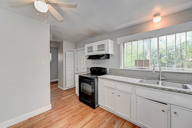 4203 Tavenor Lane, Houston, TX 77047 photo 5