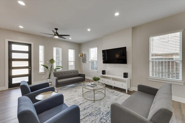 3420 Nomas St Dallas, TX 75212 photo 2