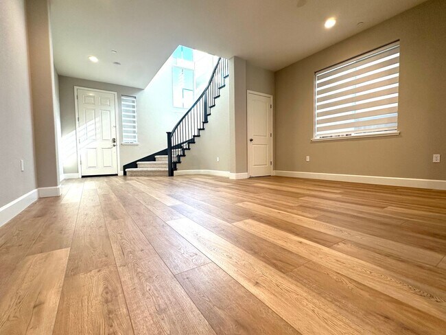 Beautiful Newer 5 Bedroom, 4 Bath in the hills of Pittsburg photo 3