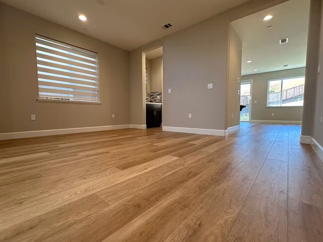 Beautiful Newer 5 Bedroom, 4 Bath in the hills of Pittsburg photo 4