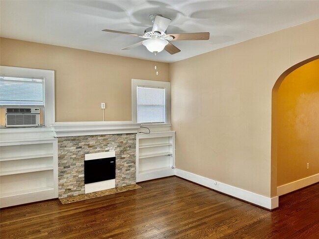 605 W Saulnier St Houston, TX 77019 photo 2