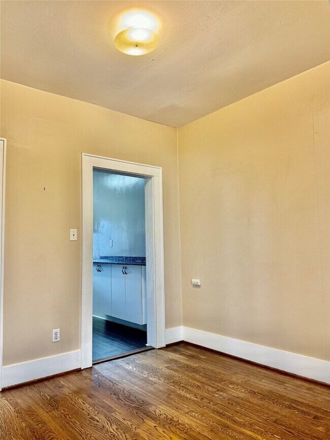 605 W Saulnier St Houston, TX 77019 photo 5