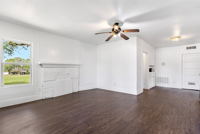 725 S Washington Ave Livingston, TX 77351 photo 2