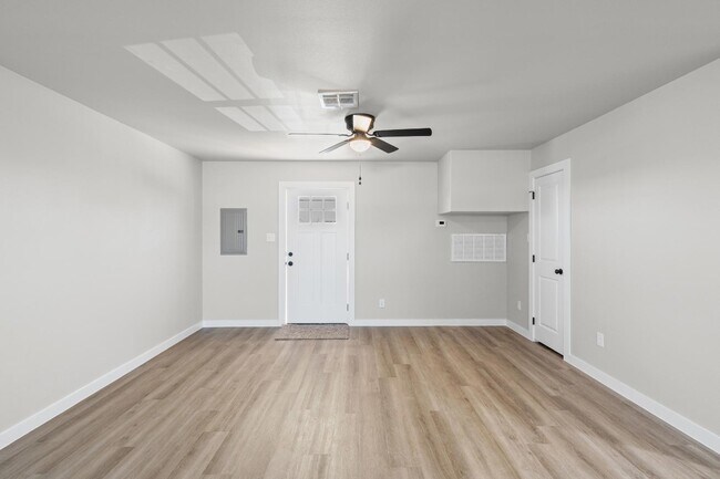 113 Thomas St Rogers, TX 76569 photo 3