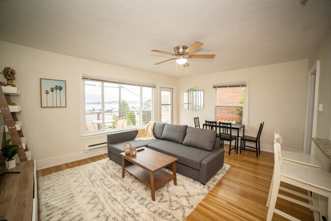 2430 Alki Ave SW Seattle, WA 98116 photo 2