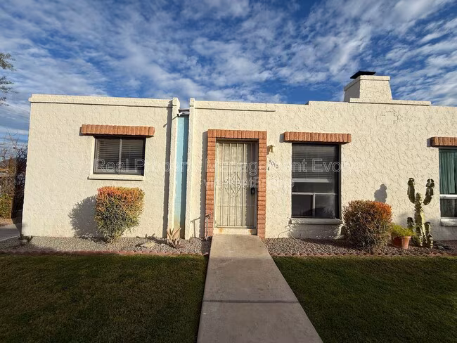 8010 E Oak St Scottsdale, AZ 85257 photo 2