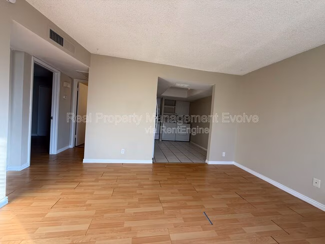 8010 E Oak St Scottsdale, AZ 85257 photo 3