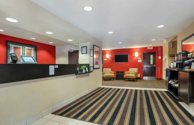 Furnished Studio-Richmond - Hilltop Mall photo 4