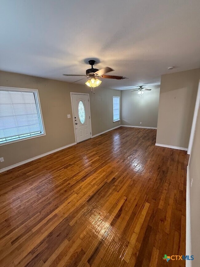 784 Samuels St New Braunfels, TX 78130 photo 2