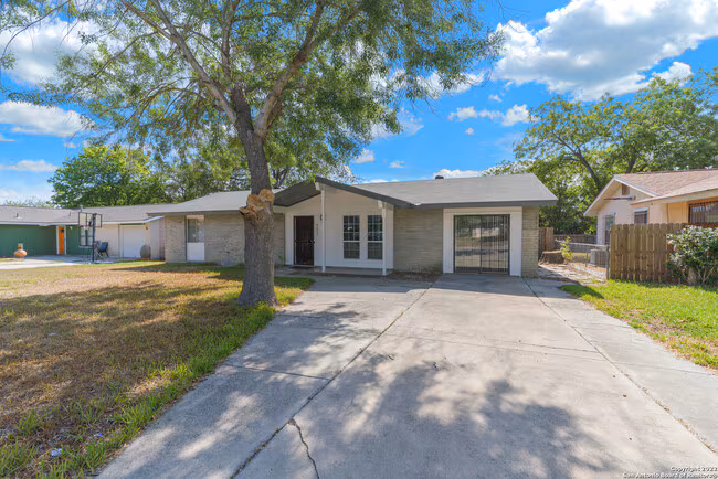 4851 Castle Arms Dr San Antonio, TX 78218 photo 2