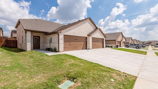 717 Rolling Terrace Cir Granbury, TX 76049 photo 2
