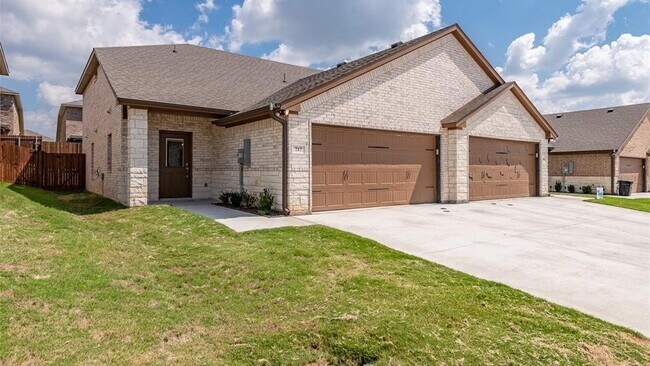717 Rolling Terrace Cir Granbury, TX 76049 photo 4