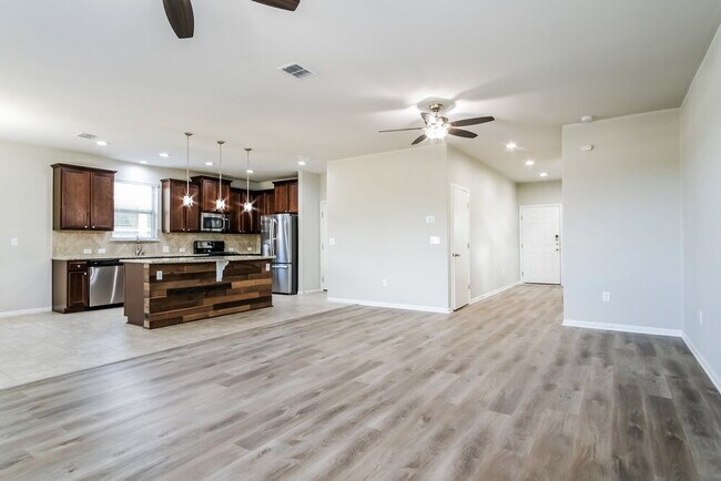 311 Eagle Brook Ln Buda, TX 78610 photo 4