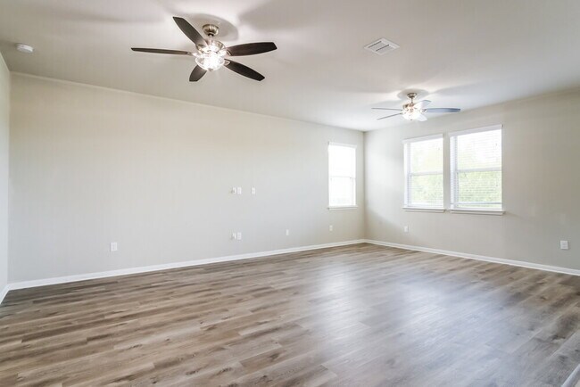 311 Eagle Brook Ln Buda, TX 78610 photo 5