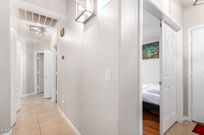4847 E Abraham Ln Phoenix, AZ 85054 photo 4
