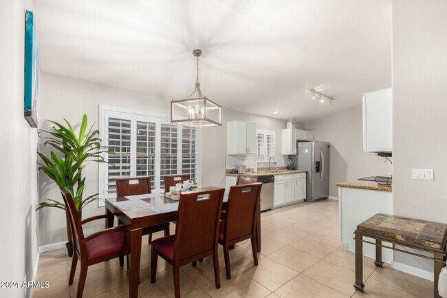 4847 E Abraham Ln Phoenix, AZ 85054 photo 5