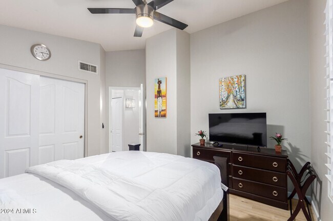 4847 E Abraham Ln Phoenix, AZ 85054 photo 5