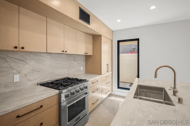 857 F Ave Coronado, CA 92118 photo 4