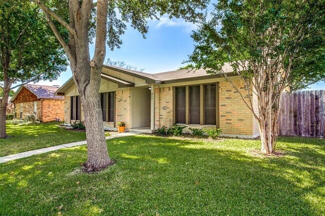 217 Glenwood Dr Coppell, TX 75019 photo 2