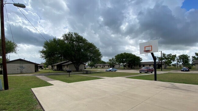 1200 Meadow Park Ln Lockhart, TX 78644 photo 4