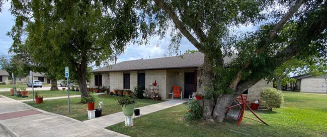 1200 Meadow Park Ln Lockhart, TX 78644 photo 5