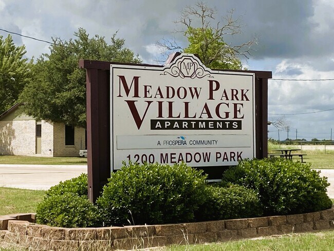 1200 Meadow Park Ln Lockhart, TX 78644 photo 2