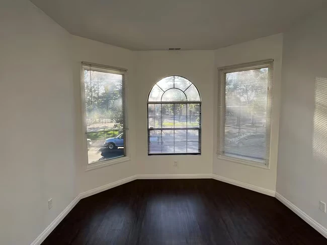 3136 Union St Oakland, CA 94608 photo 2
