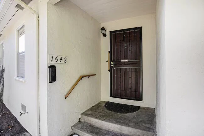1542 Bay St Alameda, CA 94501 photo 3