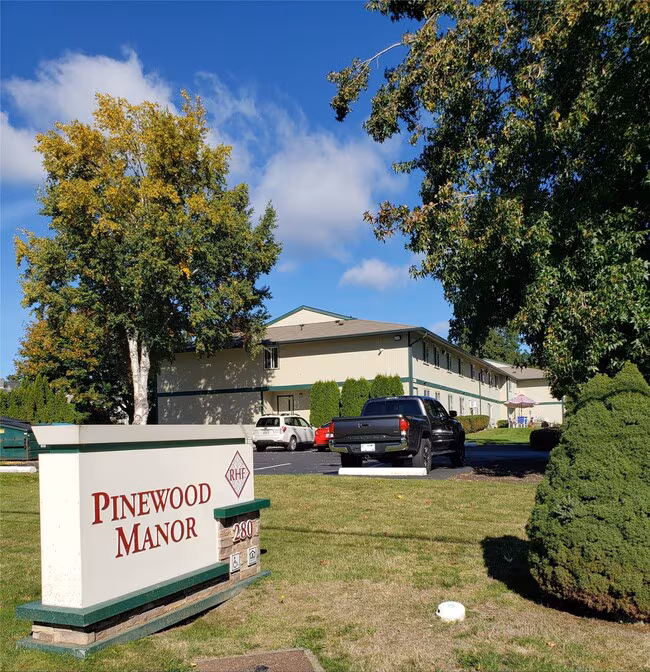 Pinewood Manor photo 3
