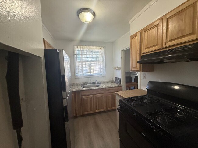 Cozy 3 Bed 1 Bath in Oakland photo 5
