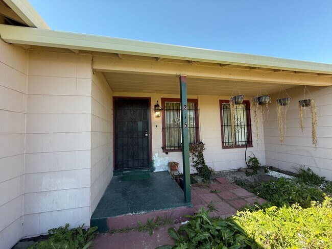 Cozy 3 Bed 1 Bath in Oakland photo 3