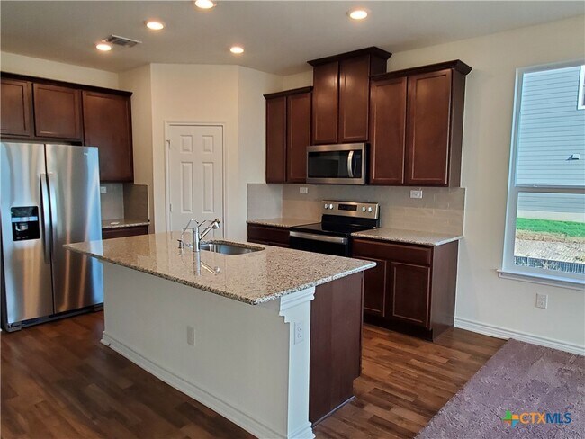 4001 Woodside Dr Seguin, TX 78155 photo 5