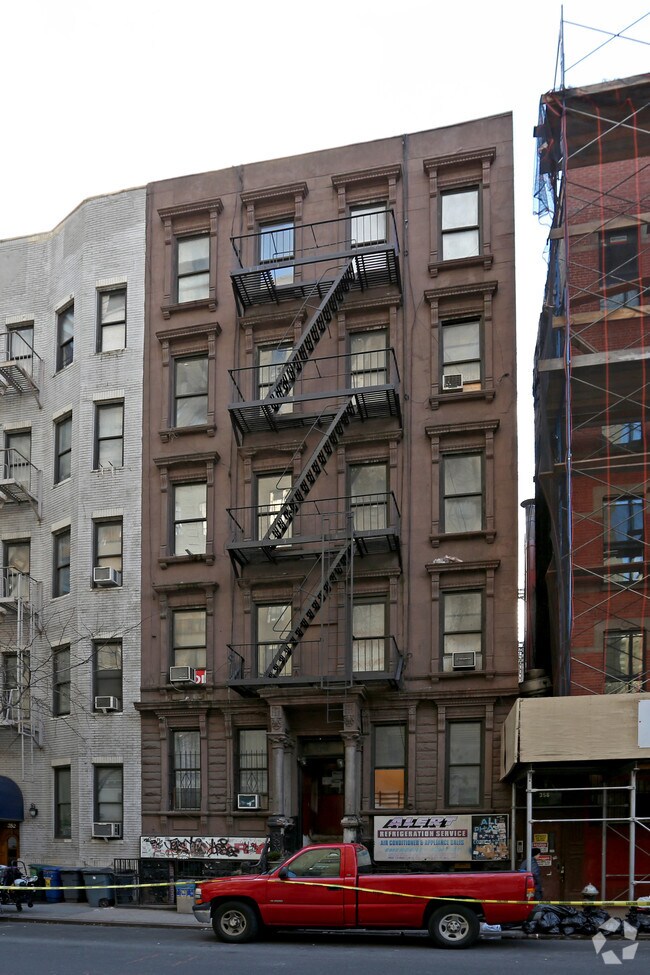 354 W 56th St New York, NY 10019 photo 4