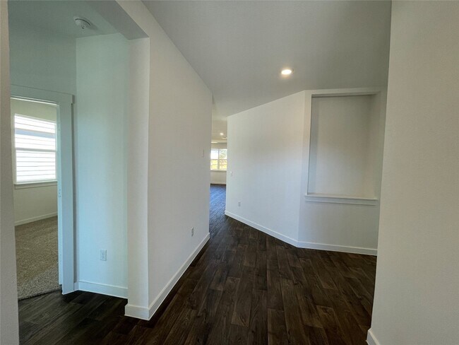 2924 Egan Dr Pflugerville, TX 78660 photo 2