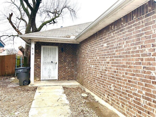 608 Upton Ave Fort Worth, TX 76103 photo 3